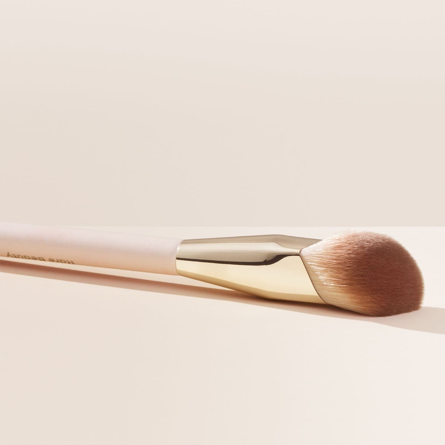 Кисть для тонального крема RARE BEAUTY LIQUID TOUCH FOUNDATION BRUSH 2