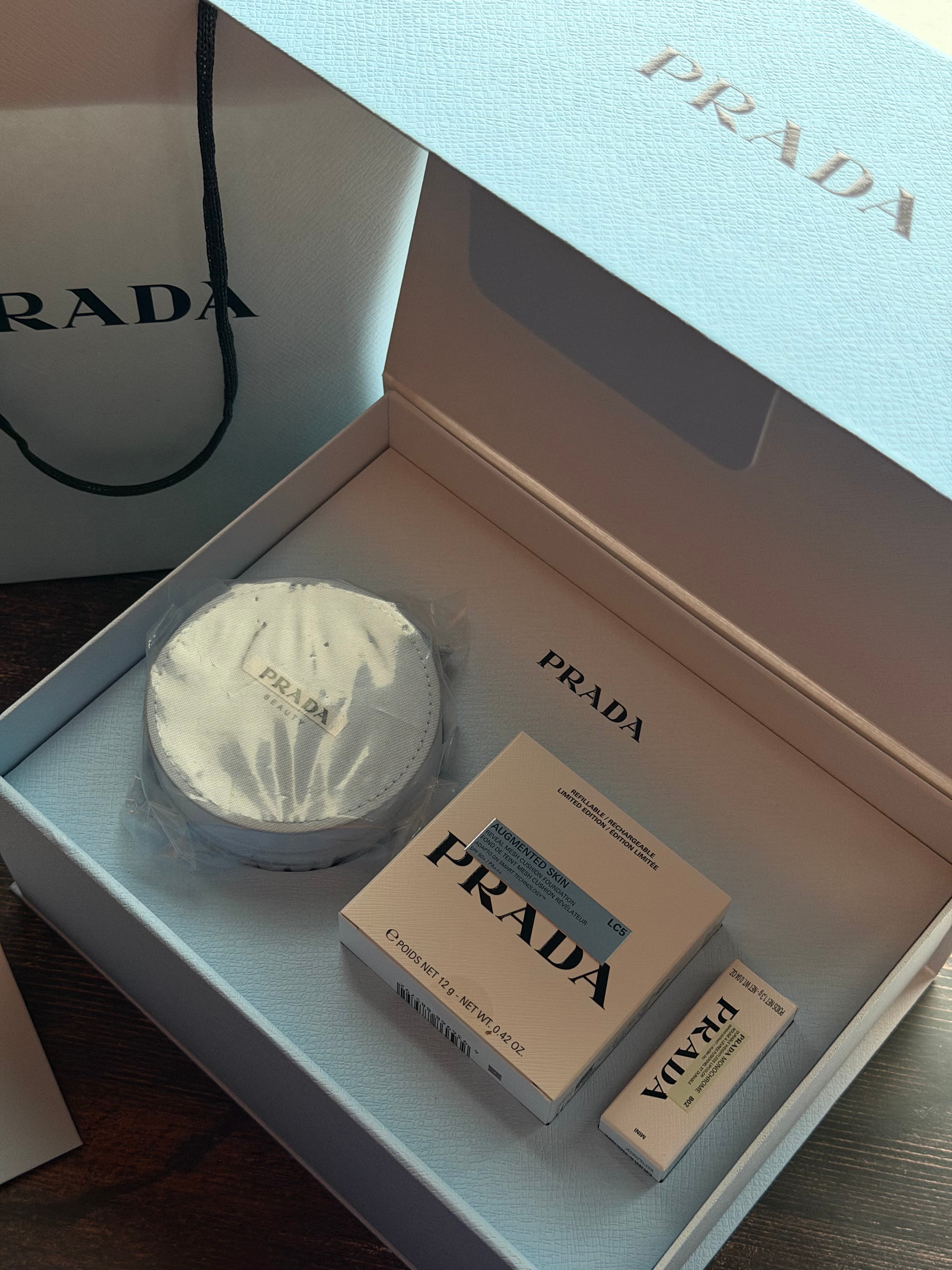 Prada beauty Gift Set (помада В02, 1,3 гр + кушон LC5) 2