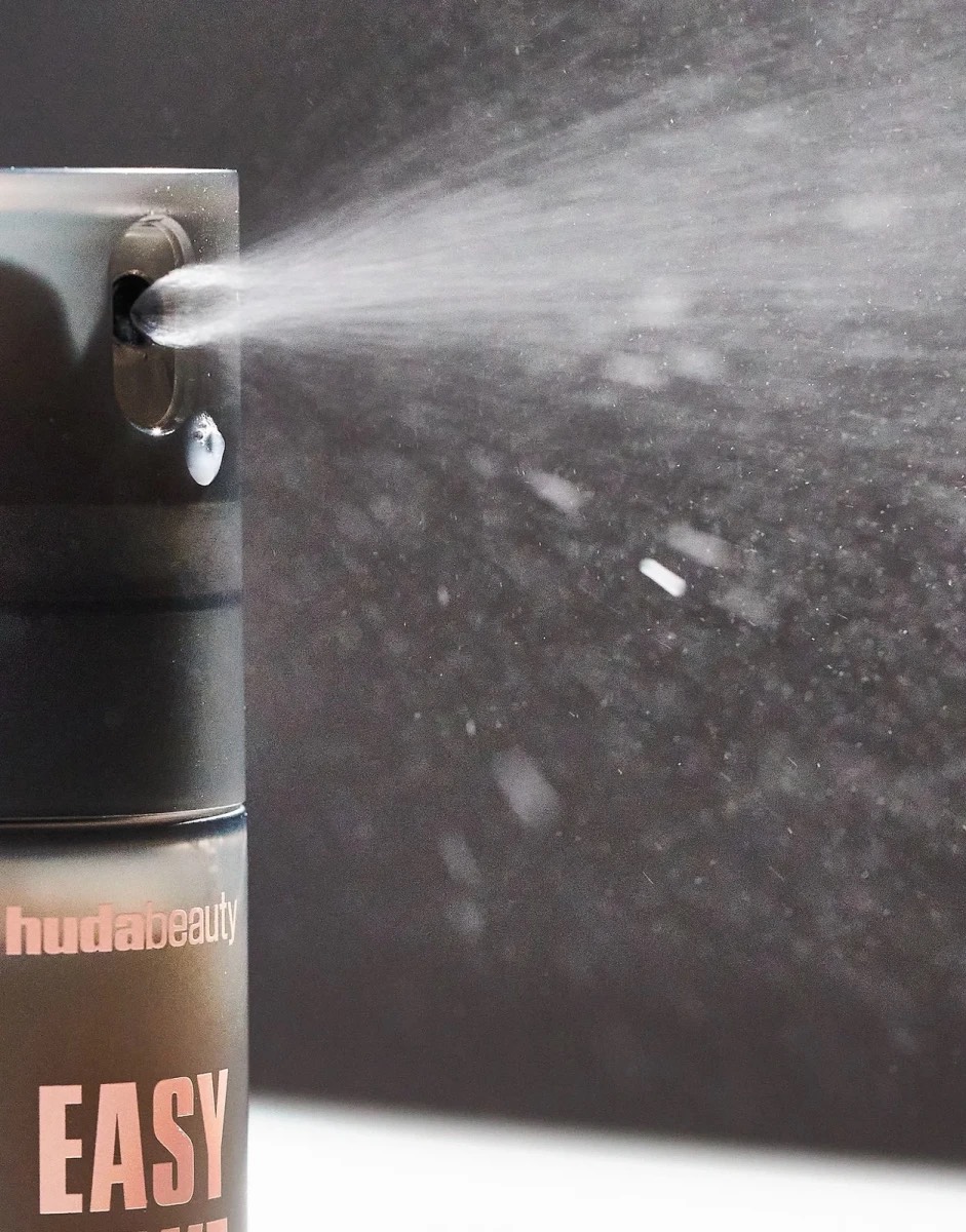 Huda Beauty Спрей для фиксации макияжа Easy Bake Setting Spray, 30 ml 2