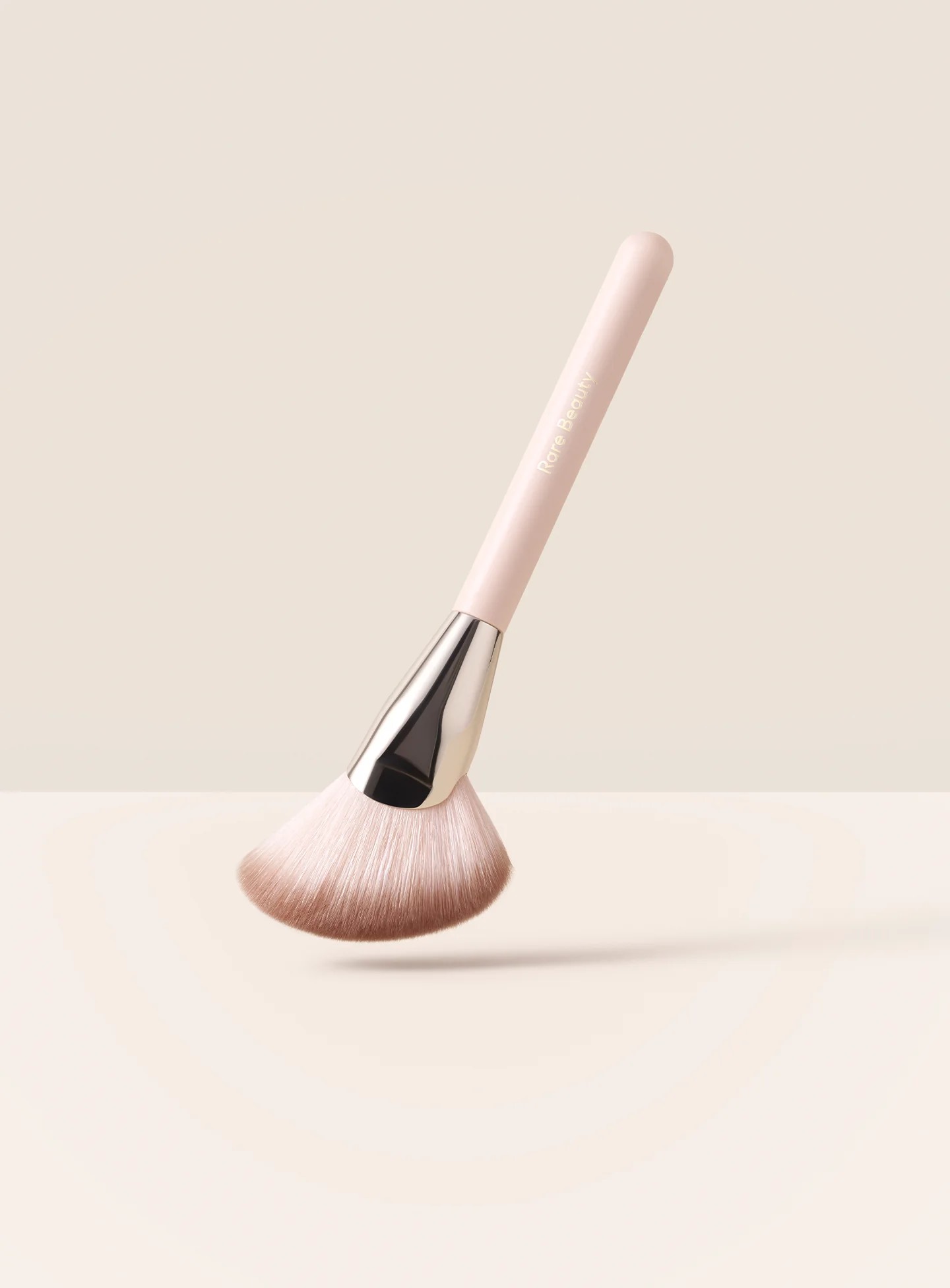 Rare Beauty Скошенная кисть для пудры Angled Powder Brush 2