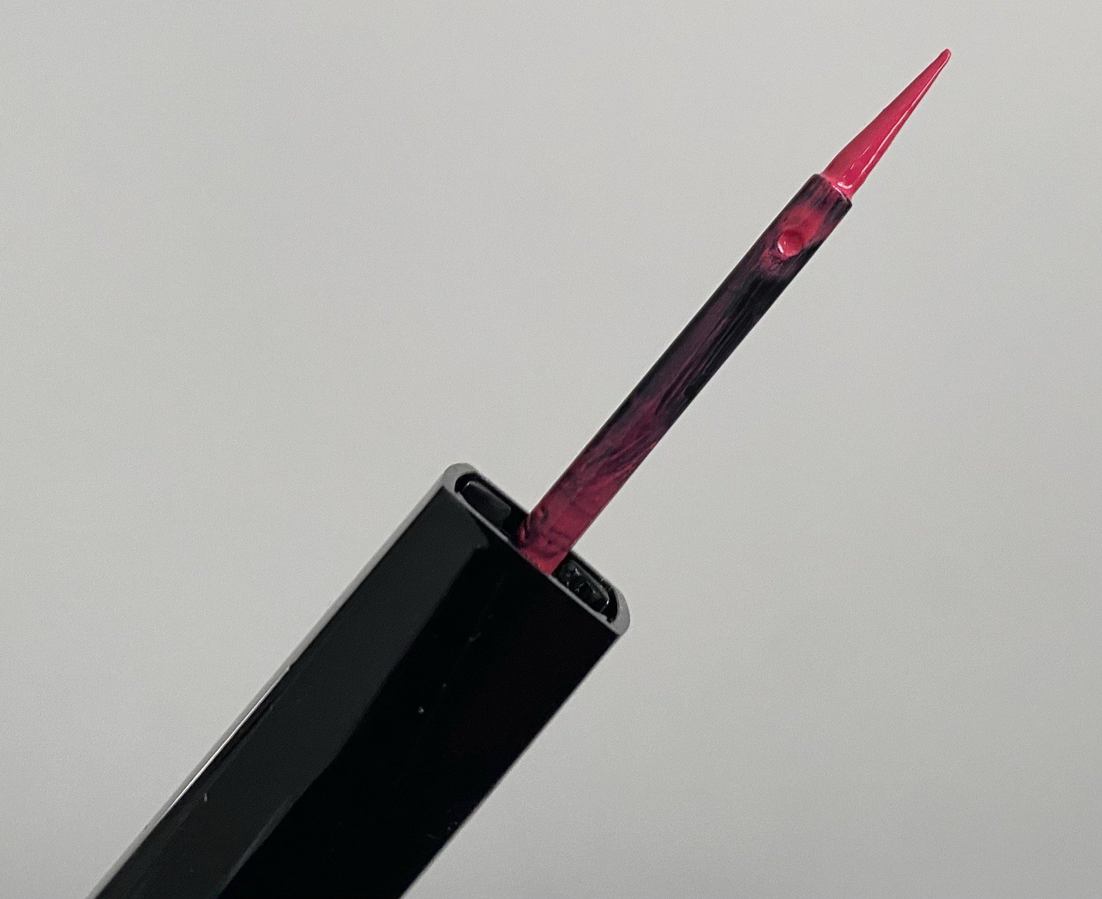 CHANEL LE LINER DE CHANEL Стойкая жидкая подводка для глаз, оттенок 824 heart beat