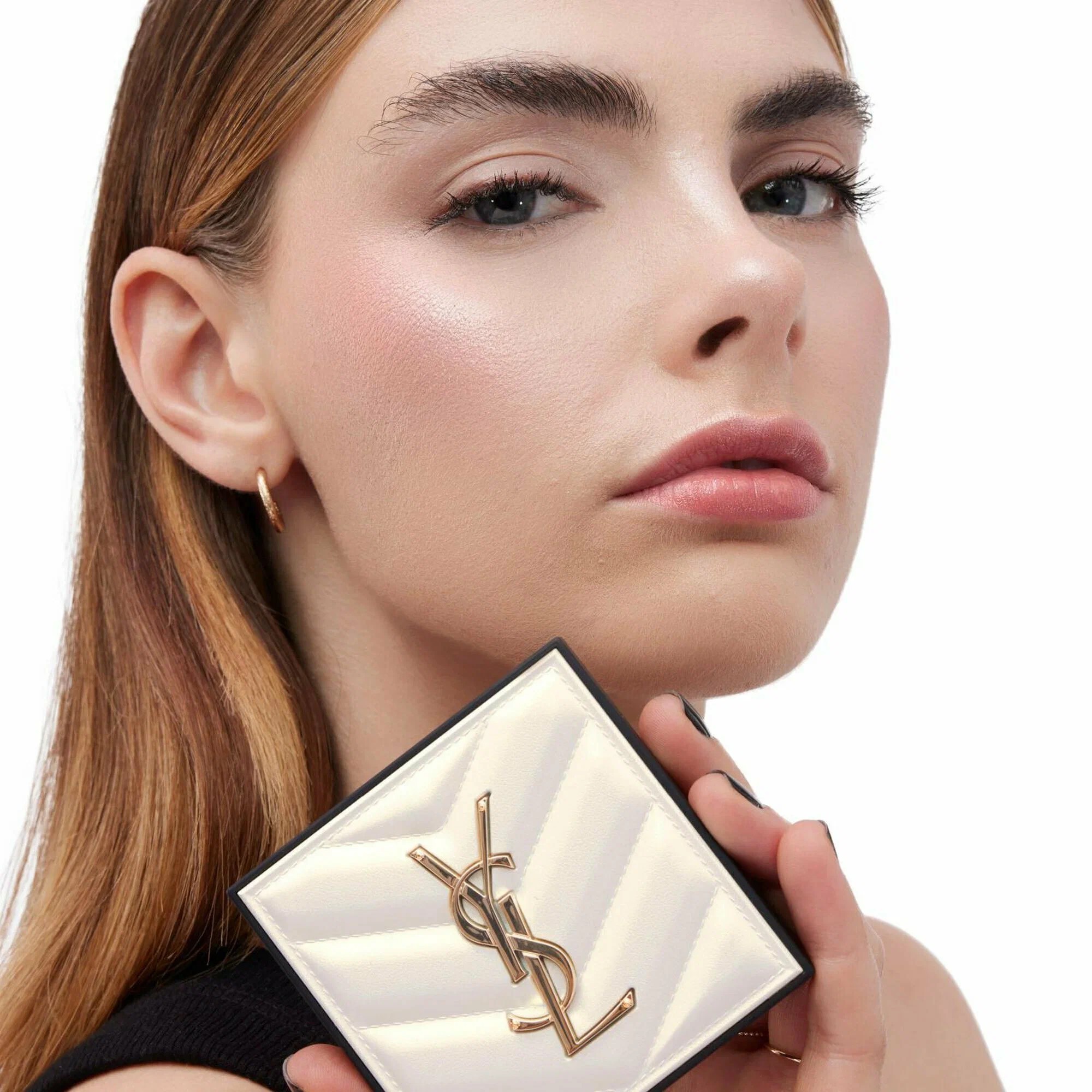 YVES SAINT LAURENT Компактный пудровый хайлайтер All Hours Hyper Luminize, 02 Hypnotic Honey 3